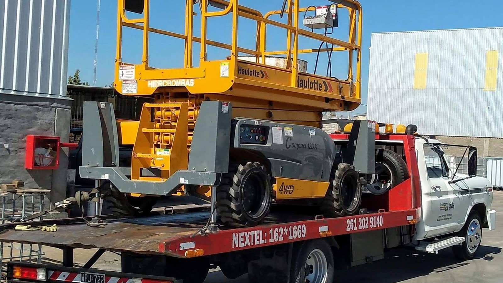 experiencia-galeria-1 Grúa en Mendoza trasladando maquinaria industrial.