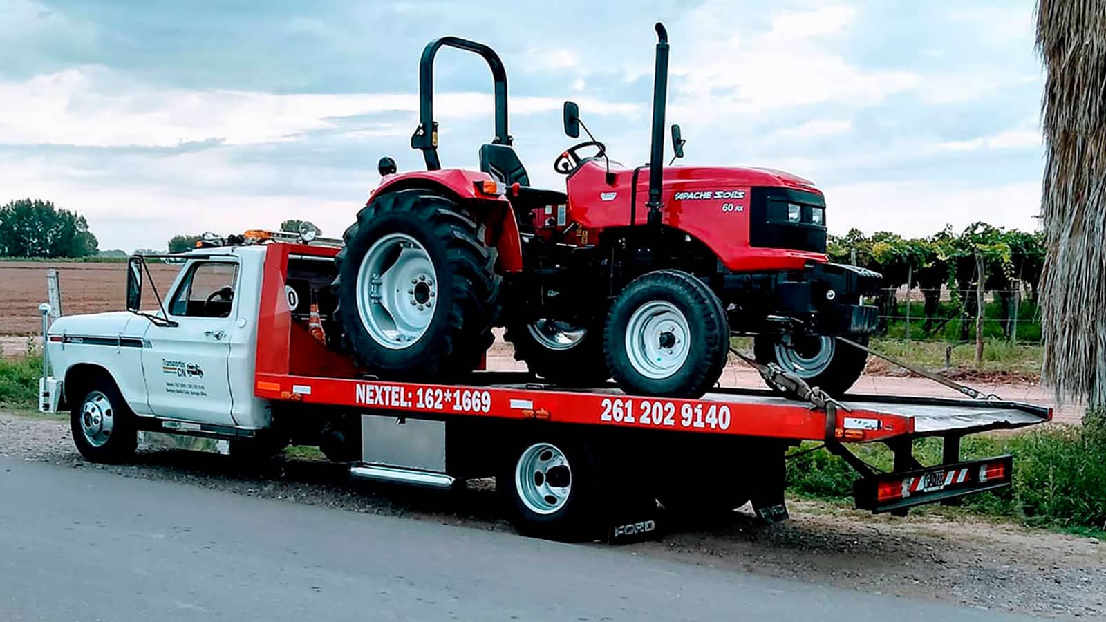 trayectoria-1 Grúa en Mendoza trasladando tractor de campo.