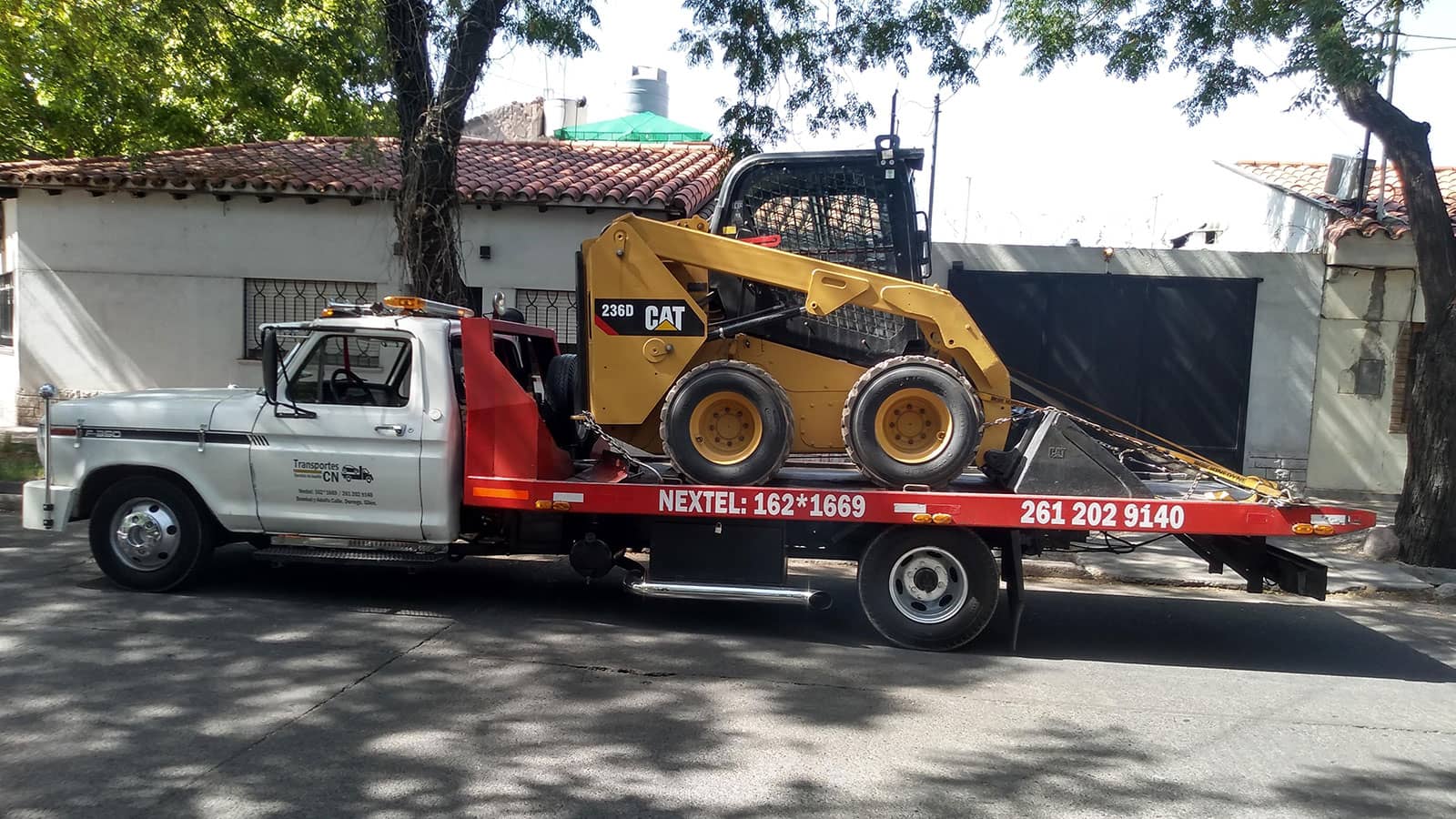 trayectoria-4 Grúa en Mendoza trasladando maquinaria de construcción.